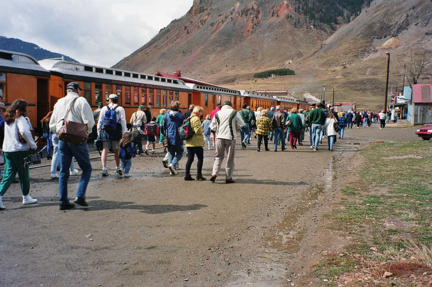 Die Passagiere strmen in den Ort Silverton